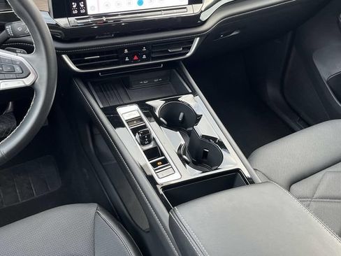 Used 2025 Volkswagen Atlas SE AWD/4WD image 14