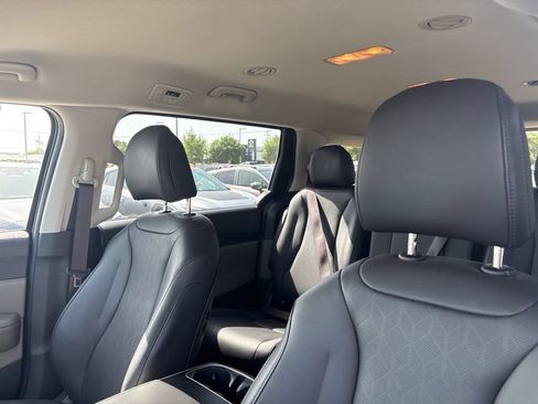 Used 2026 Kia Carnival FWD image 5