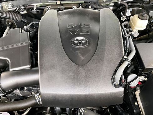 Certified 2020 Toyota Tacoma SR5 image 32