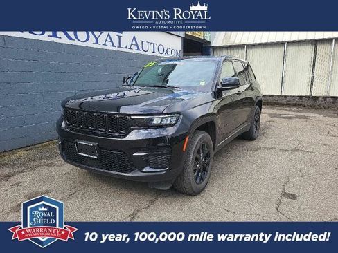 Used 2025 Jeep Grand Cherokee Altitude AWD/4WD image 2