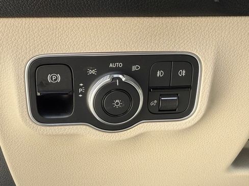 Used 2025 Mercedes-Benz GLB 250 4MATIC image 17