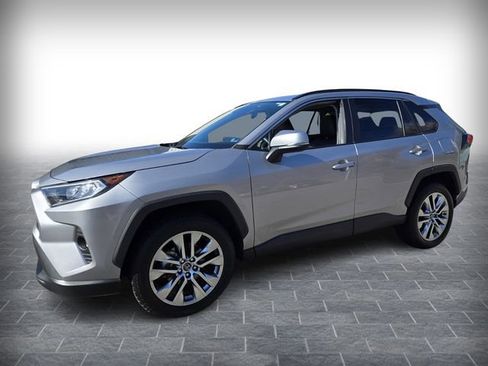 Used 2021 Toyota RAV4 XLE Premium image 3