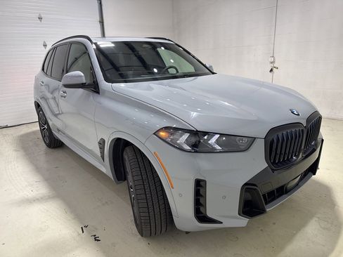 Used 2025 BMW X5 xDrive40i w/ M Sport Package image 3