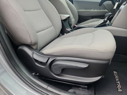 Used 2019 Hyundai Elantra SE FWD image 33