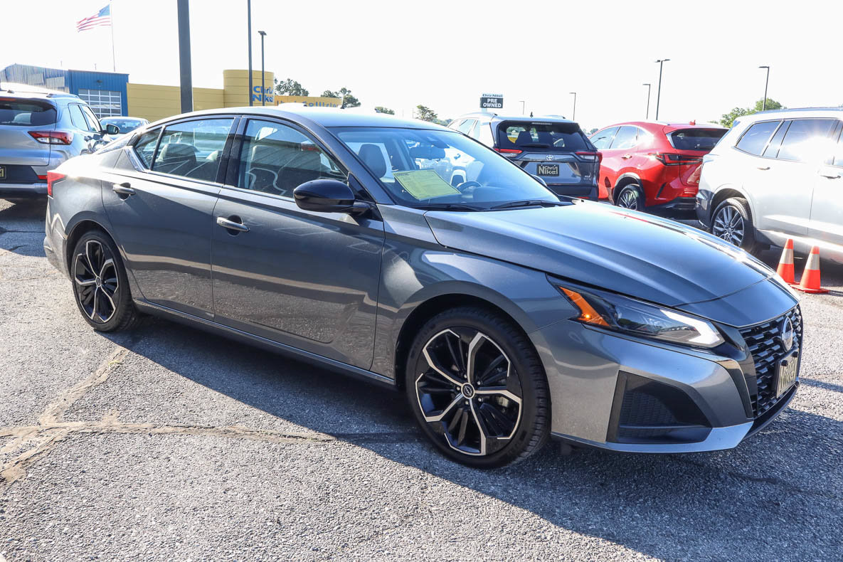 Used 2024 Nissan Altima 2.5 SR FWD image 3