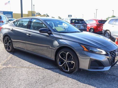 Used 2024 Nissan Altima 2.5 SR FWD image 3