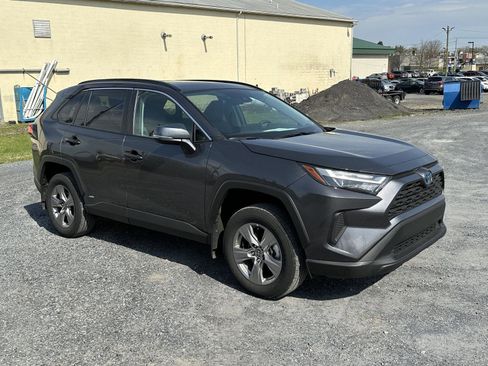 Used 2024 Toyota RAV4 XLE w/ Convenience Package image 2