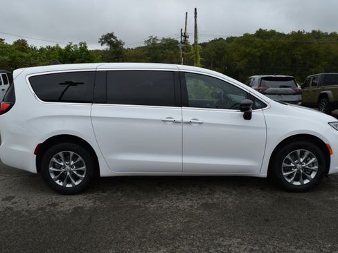 New 2026 Chrysler Pacifica Select image 5