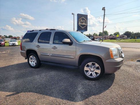 Used 2007 GMC Yukon SLT w/ SLT Preferred Equipment Group AWD/4WD image 2