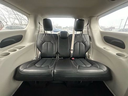 Used 2024 Chrysler Pacifica Touring-L image 31
