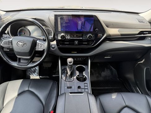 Used 2023 Toyota Highlander XLE AWD/4WD image 10