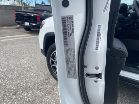 Used 2025 Jeep Compass Trailhawk image 28