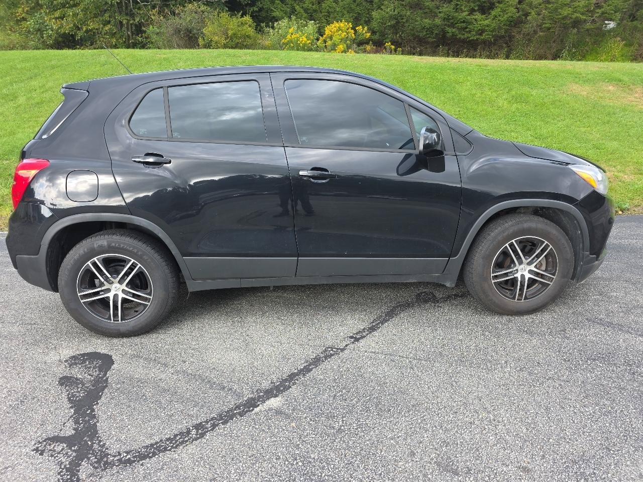 Used 2018 Chevrolet Trax LS FWD image 2
