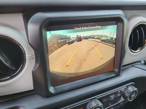 Used 2021 Jeep Wrangler Unlimited Sahara AWD/4WD image 9