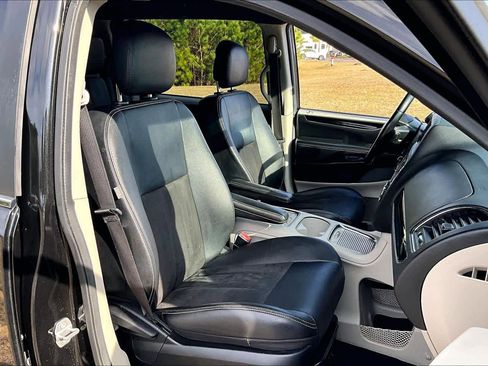 Used 2020 Dodge Grand Caravan SXT image 8