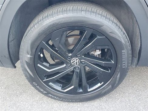 Certified 2023 Volkswagen Atlas SE w/ Black Wheel Package image 5