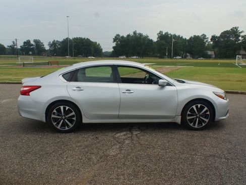 Used 2016 Nissan Altima 3.5 SR FWD image 12