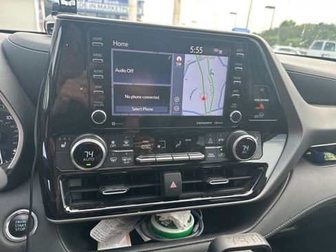 Used 2020 Toyota Highlander XLE AWD/4WD image 12