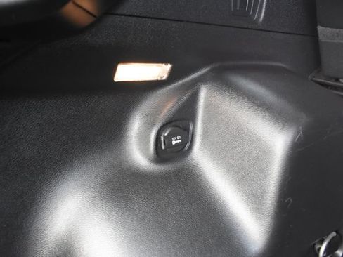 Used 2021 Jeep Cherokee Latitude Plus AWD/4WD image 41