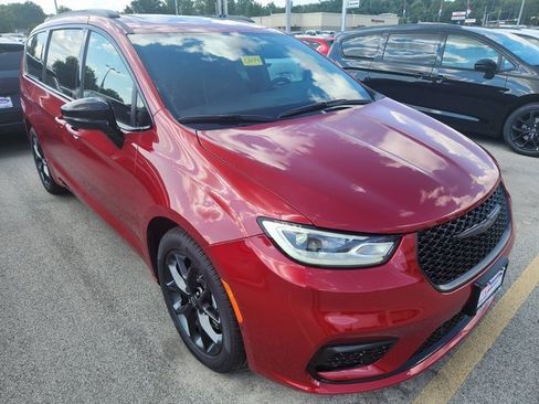 New 2026 Chrysler Pacifica Limited w/ S Appearance Package image 1