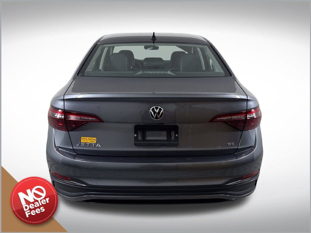 Used 2024 Volkswagen Jetta SE w/ Panoramic Sunroof Package FWD image 5