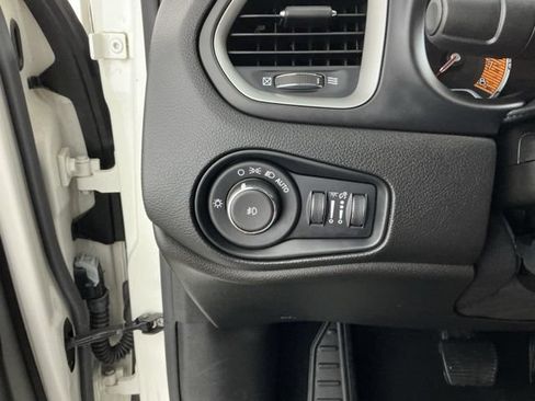 Used 2021 Jeep Renegade Latitude AWD/4WD image 26