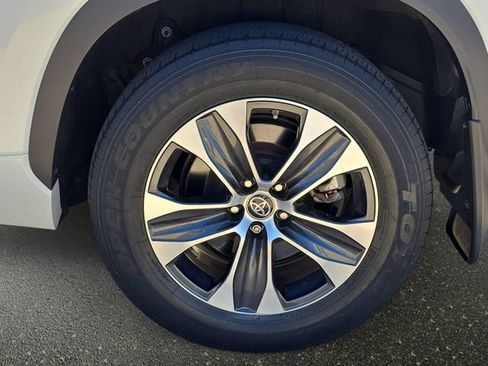Used 2020 Toyota Highlander XLE AWD/4WD image 38