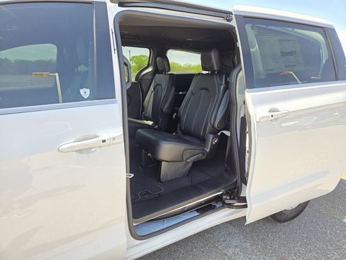 New 2026 Chrysler Pacifica Select FWD image 13