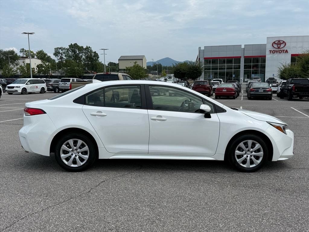 Certified 2025 Toyota Corolla LE FWD image 3