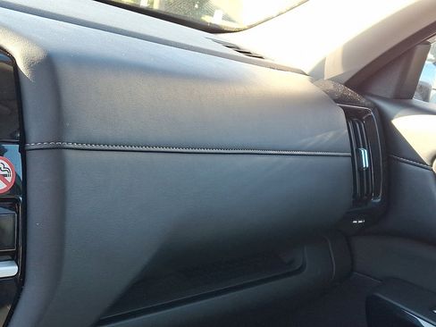 Used 2025 Nissan Pathfinder SV image 31