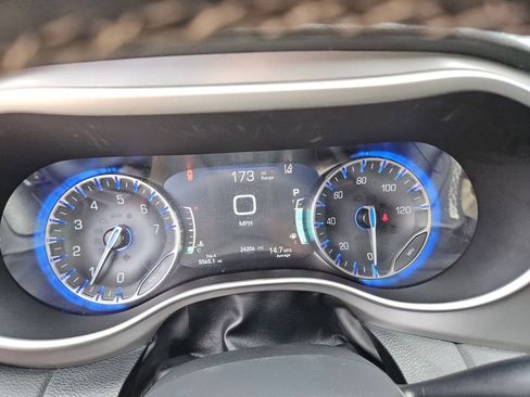 Used 2025 Chrysler Pacifica Select image 19