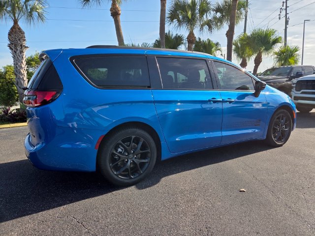 New 2027 Chrysler Pacifica Select FWD image 8