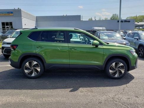 New 2026 Volkswagen Taos SE AWD/4WD image 2