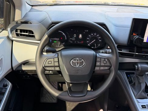 Used 2025 Toyota Sienna LE w/ LE Plus Package FWD image 24