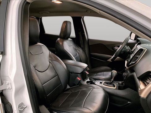 Used 2018 Jeep Cherokee Latitude w/ Altitude Package image 8