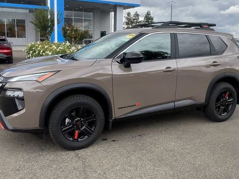 Used 2025 Nissan Rogue SV AWD/4WD image 3