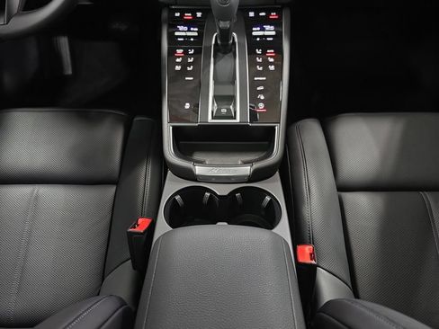 Certified 2025 Porsche Macan AWD/4WD image 20