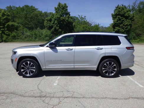 Used 2021 Jeep Grand Cherokee L Overland w/ Advanced Protech Group III AWD/4WD image 2