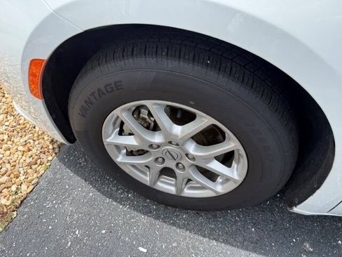 Used 2024 Chrysler Pacifica Touring-L FWD image 8