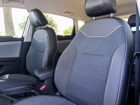 Certified 2023 Volkswagen Taos SE FWD image 11