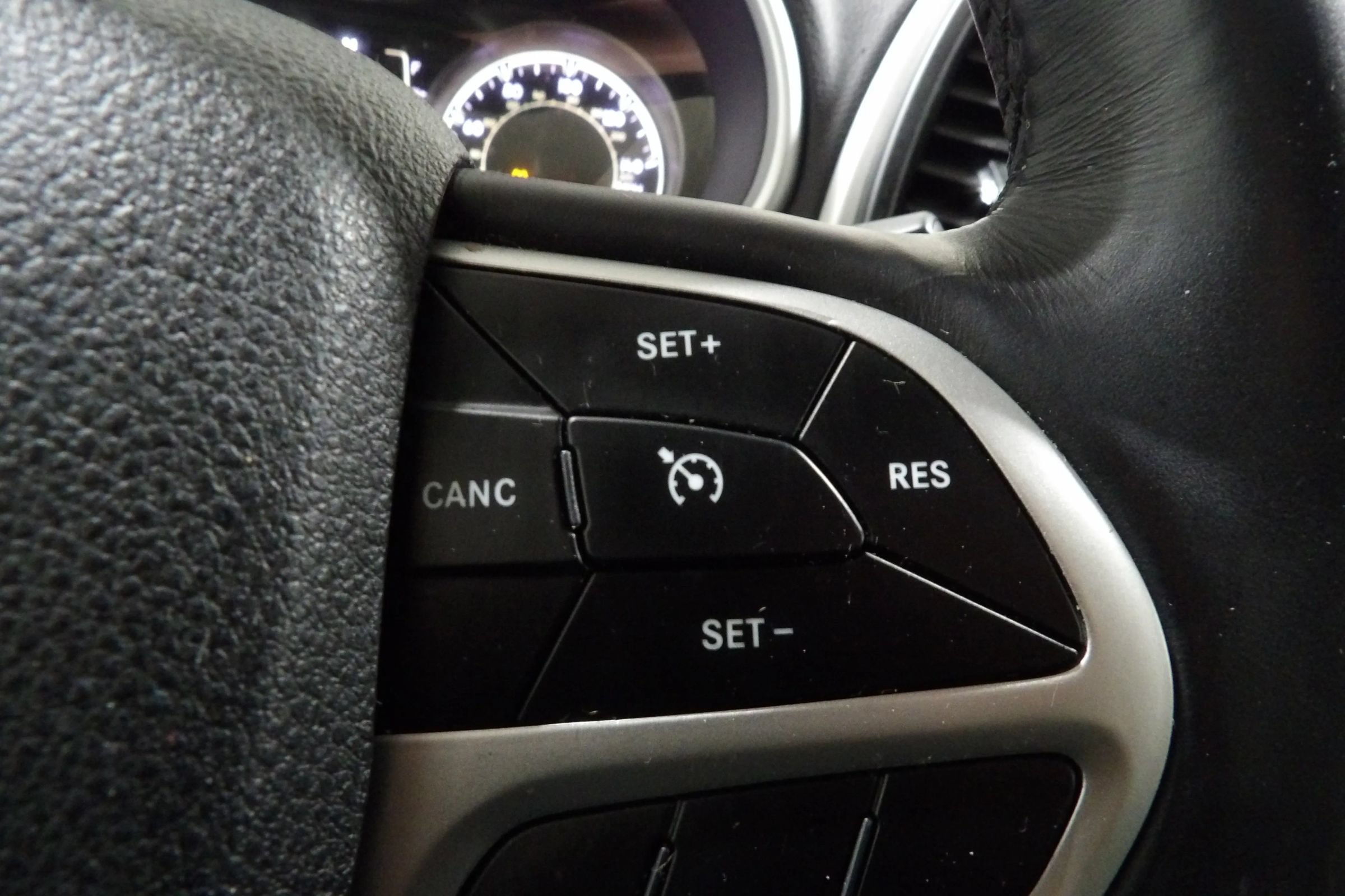 Used 2018 Jeep Cherokee Latitude Plus w/ Cold Weather Group AWD/4WD image 18
