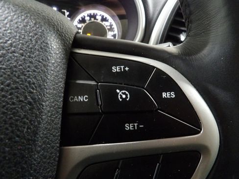 Used 2018 Jeep Cherokee Latitude Plus w/ Cold Weather Group AWD/4WD image 18