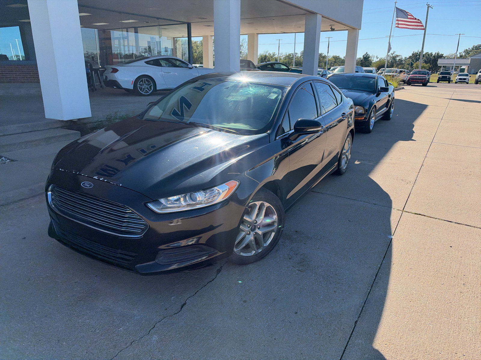 Used 2015 Ford Fusion SE FWD image 2