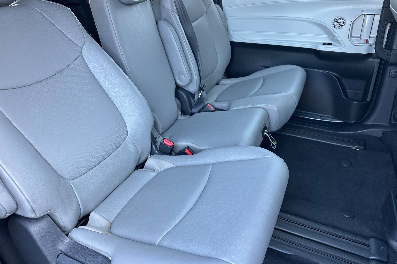 Used 2026 Toyota Sienna XLE FWD image 32