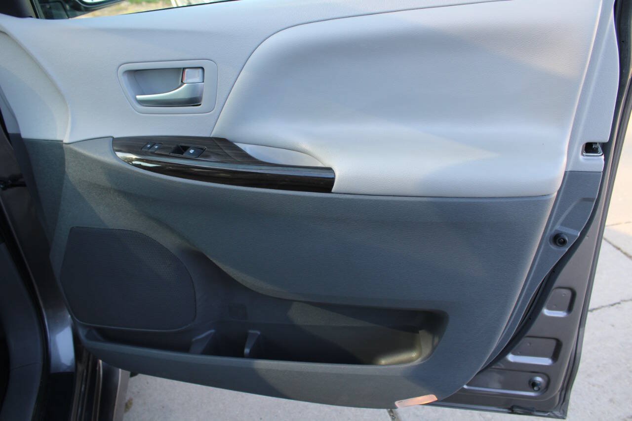 Used 2020 Toyota Sienna XLE FWD image 7