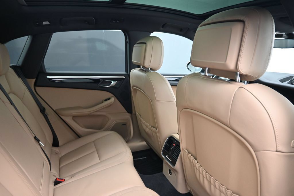 Used 2026 Porsche Macan AWD/4WD image 7