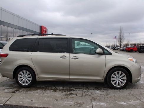 Used 2017 Toyota Sienna XLE Premium image 6