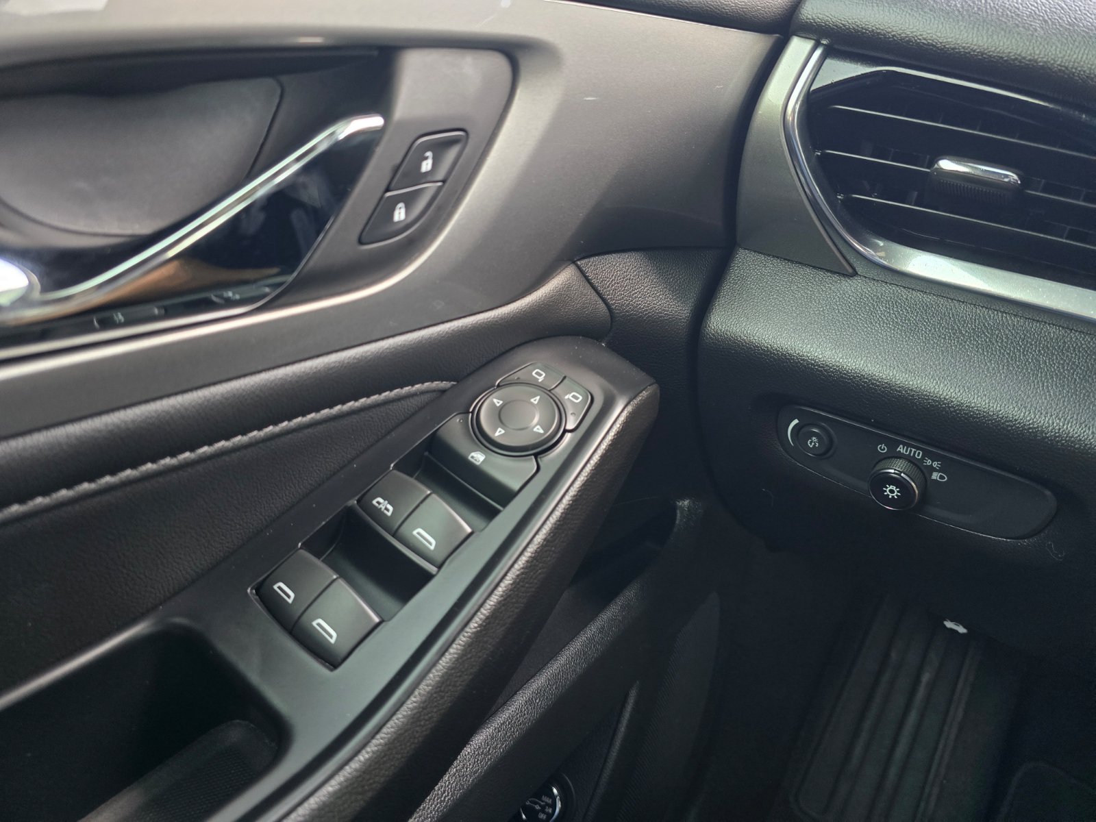 Used 2023 Chevrolet Traverse LT FWD image 24