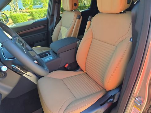 New 2026 Land Rover Discovery Dynamic SE image 15