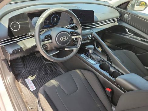 Used 2025 Hyundai Elantra SEL FWD image 2